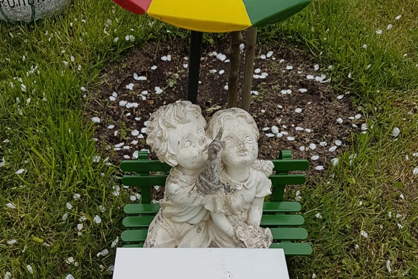 Ein Junge zeigt einem Mädchen die Cloud