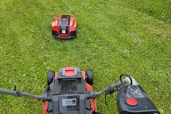 Mähroboter gegen Rasenmäher